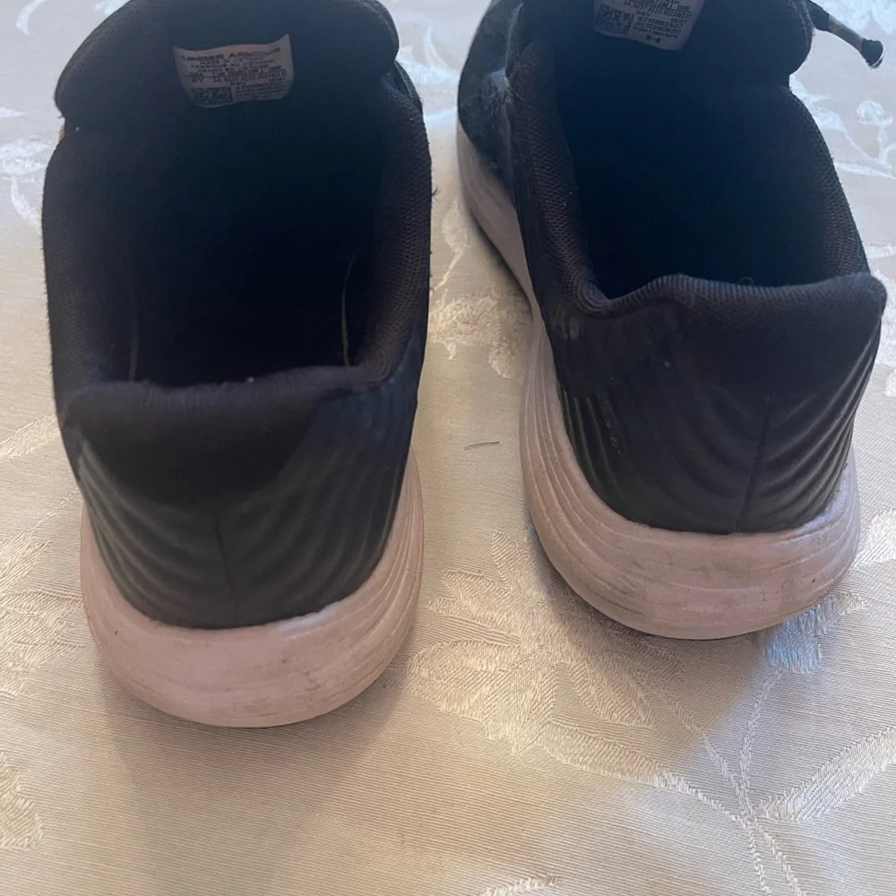Girls Black Under Armour Size 5 Athletic Sneakers